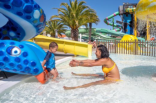 Schwimmbad mit Rutschen, Kind und Mutter, Camping CAPFUN Curty's Jard sur Mer (85).