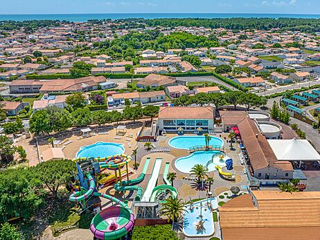 Schwimmbäder und Wasserrutschen auf dem Campingplatz CAPFUN Curty's in Jard sur Mer.