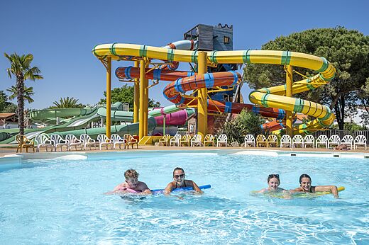 Riesen-Wasserrutschen und Außenpool auf dem Campingplatz CAPFUN Curty's in Jard sur Mer (85).
