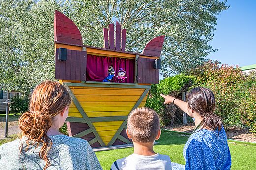 Puppentheater für Kinder auf Außenbühne auf dem Campingplatz CAPFUN Curty's in Jard sur Mer (85).