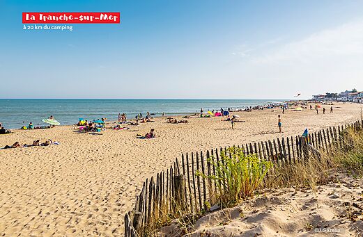 Belebter Sandstrand in La Tranche-sur-Mer, Vendée, ein Ort zum Besuchen.