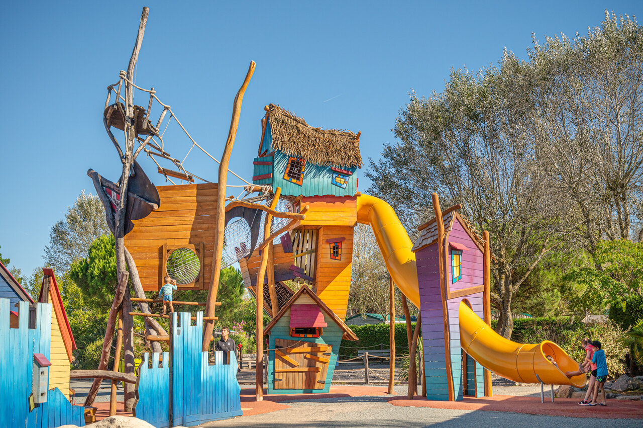 Gro�er Themenspielplatz mit Rutschen auf dem Campingplatz CAPFUN Dauphins Bleus in GIVRAND (85).