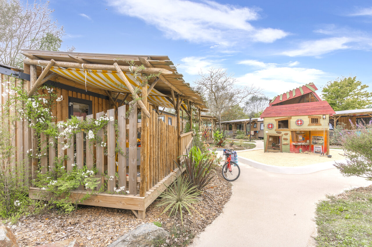 Holzunterk�nfte, Terrasse und Spielhaus bei CAPFUN Dauphins Bleus GIVRAND.
