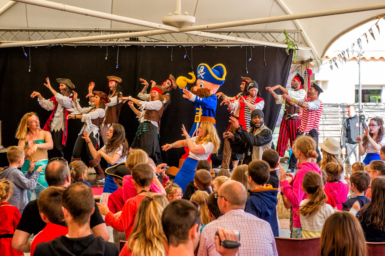 Piratenshow mit Maskottchen und Animateuren im CAPFUN Dauphins Bleus in GIVRAND (85).