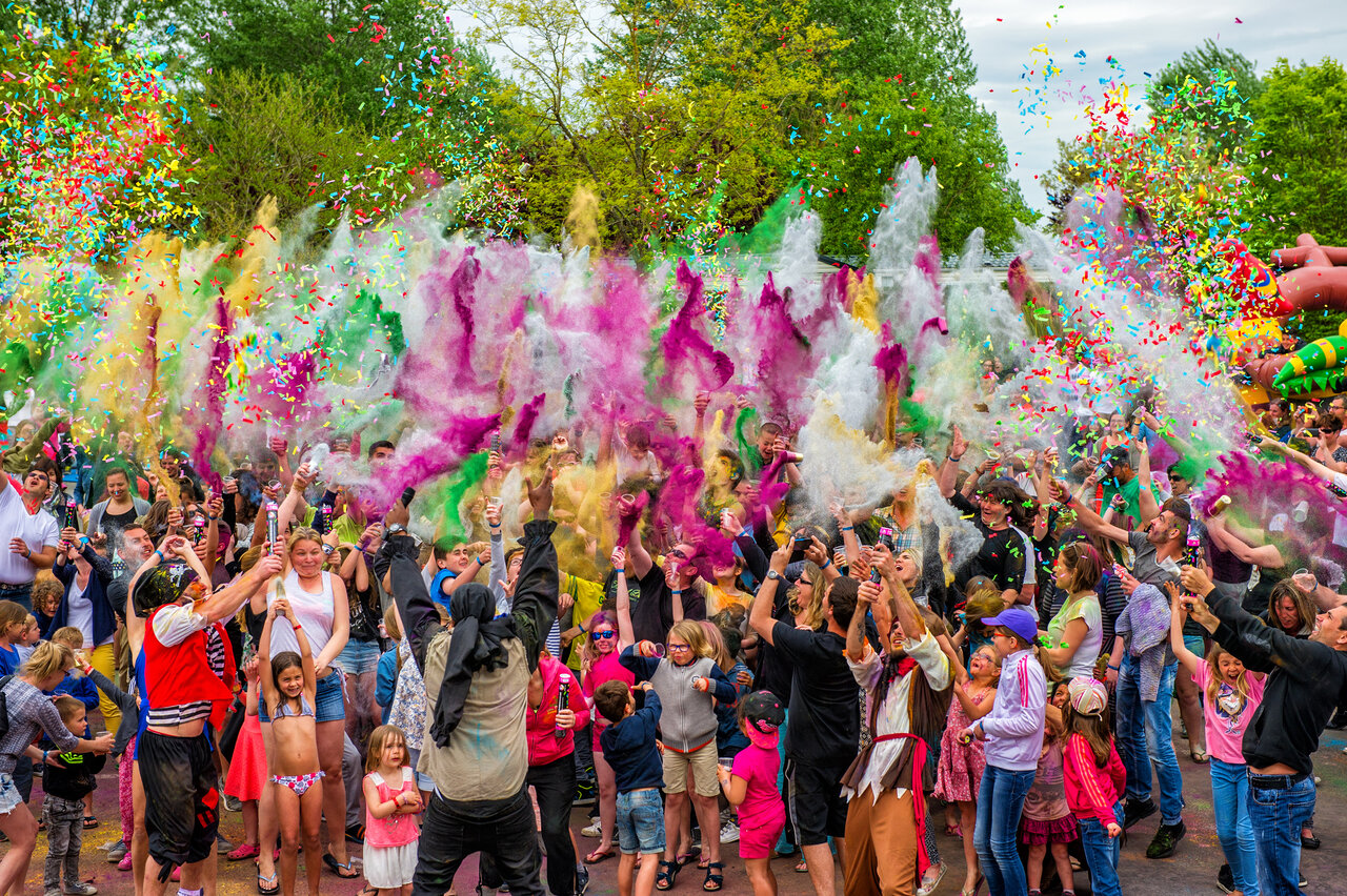 Farbenfest, Puder und Konfetti im CAPFUN Dauphins Bleus in GIVRAND (85).