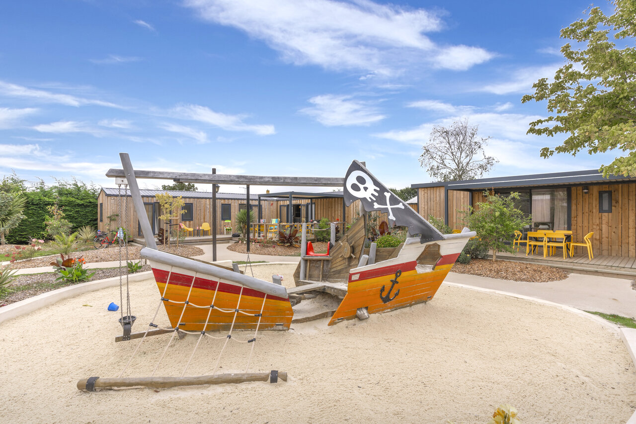 Piratenschiff-Spielplatz, Unterk�nfte auf CAPFUN Dauphins Bleus in GIVRAND (85).