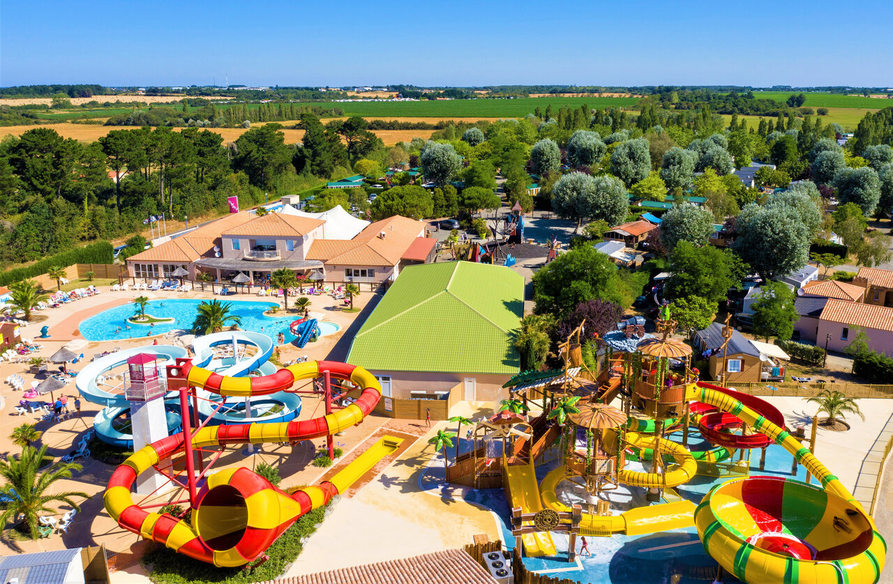 Wasserpark, Rutschen, Au�enpool auf Camping CAPFUN Dauphins Bleus in GIVRAND (85).