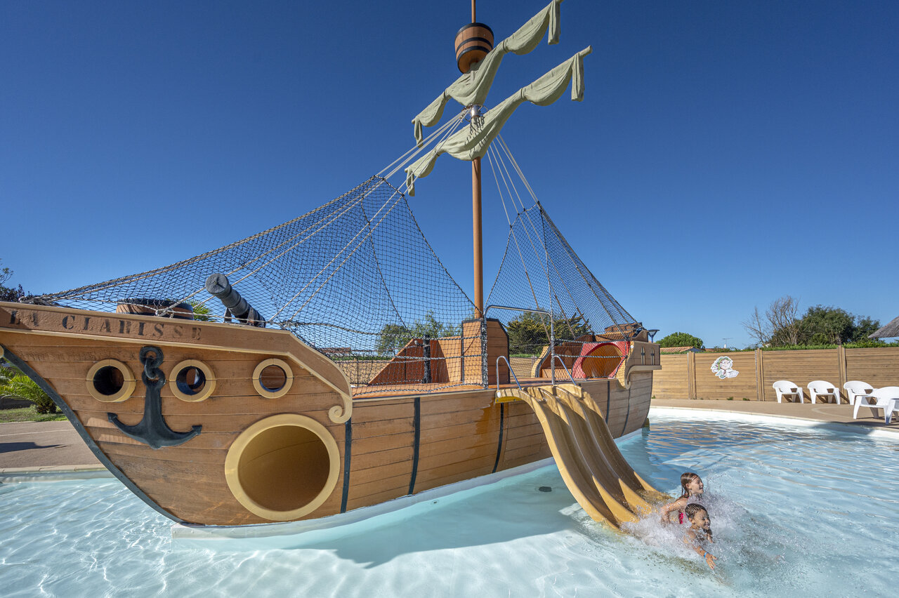 Piratenschiff, Wasserrutsche und Kinder auf dem Campingplatz CAPFUN Dauphins Bleus in GIVRAND (85).