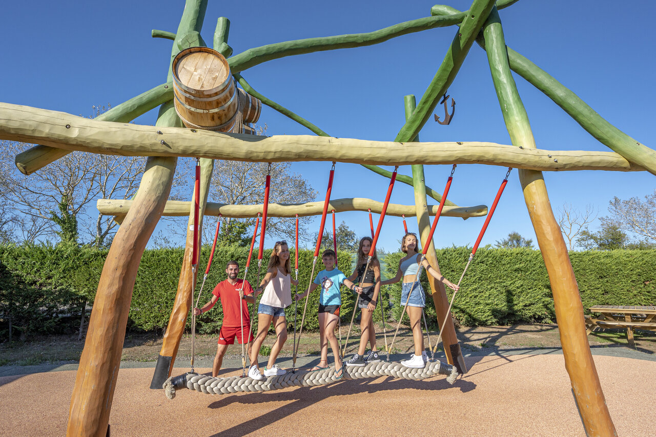 Gro�e Seilschaukel, Spielplatz CAPFUN Dauphins Bleus GIVRAND (85).