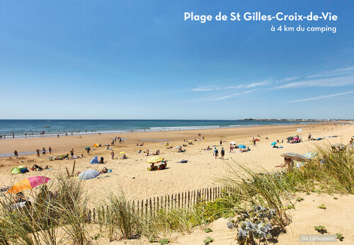 Breiter Sandstrand in Saint-Gilles-Croix-de-Vie, Vendée, perfekt zum Schwimmen.