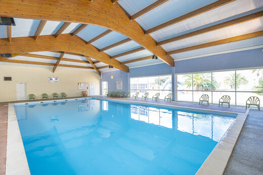 Überdachtes Hallenbad, Holzkonstruktion, große Fenster auf Camping CAPFUN Dauphins Bleus GIVRAND.