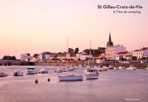 Yachthafen von Saint-Gilles-Croix-de-Vie bei Sonnenuntergang, Ort zu besuchen.