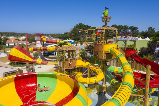 Wasserrutschen und Wasserpark auf Campingplatz CAPFUN Dauphins Bleus in GIVRAND (85).