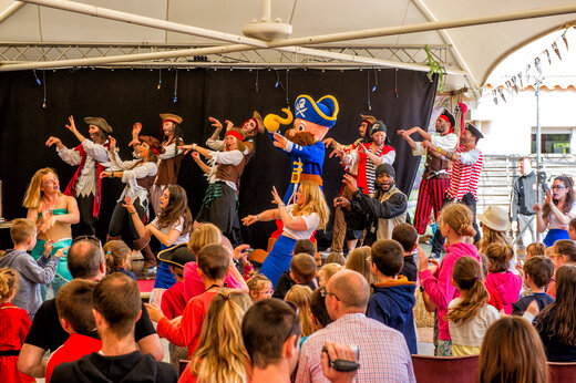 Animationsshow mit Piratenfiguren und Maskottchen für Kinder auf dem Campingplatz CAPFUN Dauphins Bleus in GIVRAND (85).