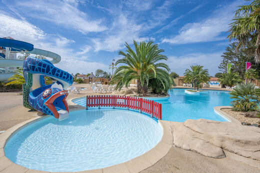 Außenpool mit Wasserrutsche und Kinderbecken auf Camping CAPFUN Dauphins Bleus in GIVRAND (85).