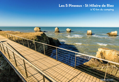 Les 5 Pineaux, Küstenort mit Felsen und Steg in St Hilaire de Riez.
