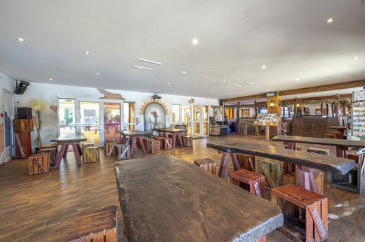 Restaurant und Bar innen auf Camping CAPFUN Dauphins Bleus in GIVRAND (85).