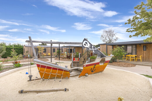 Piratenschiff-Spielplatz und Mobilheime auf dem Campingplatz CAPFUN Dauphins Bleus in GIVRAND (85).