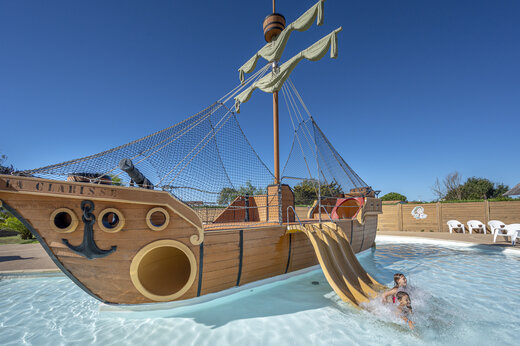 Piratenschiff, Wasserrutschen auf dem Campingplatz CAPFUN Dauphins Bleus in GIVRAND.
