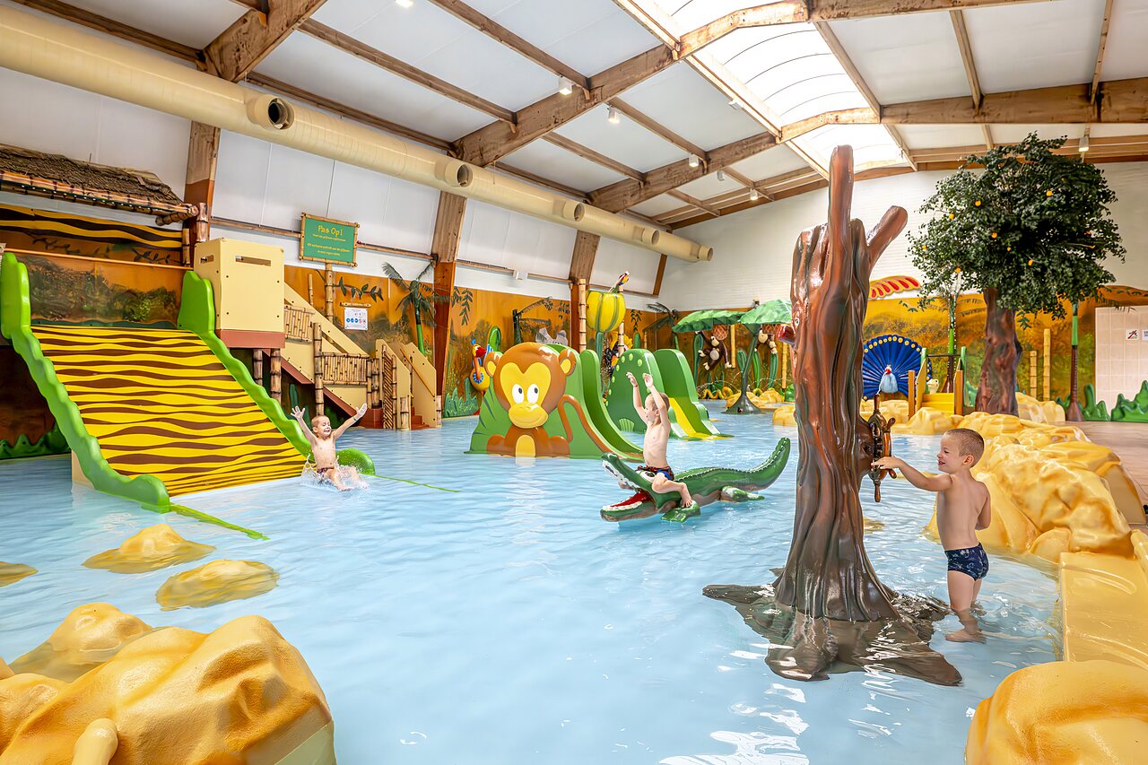 Hallenbad mit Rutschen und Wasserspielen f�r Kinder auf CAPFUN De Belten, Rheeze.