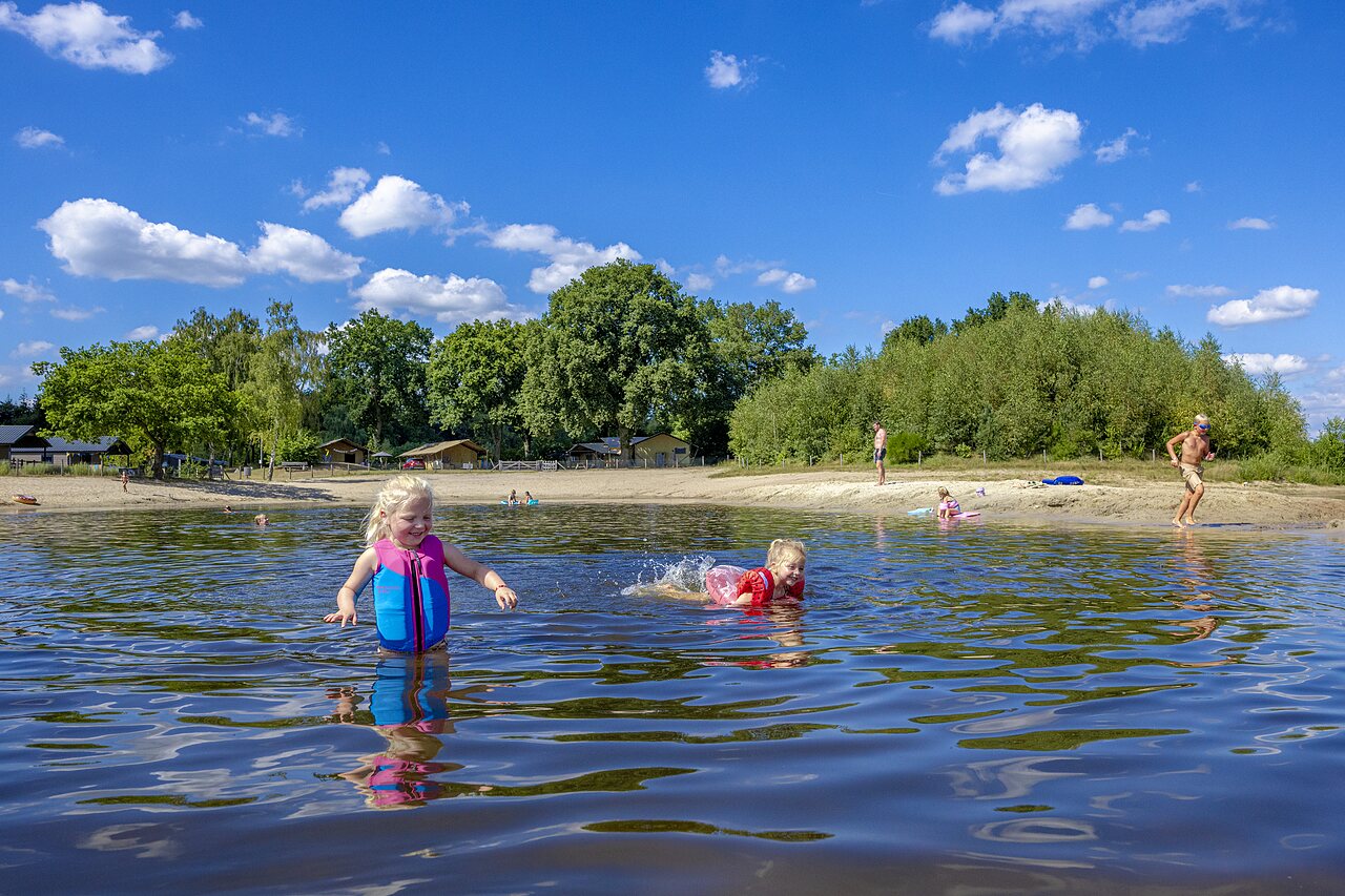 Kinder spielen im See und am Strand von CAPFUN De Belten, Rheeze.