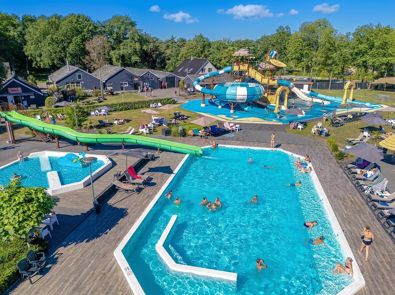 Gro�es Freibad, Wasserrutschen und Splashpark auf CAPFUN De Belten Camping in Rheeze.