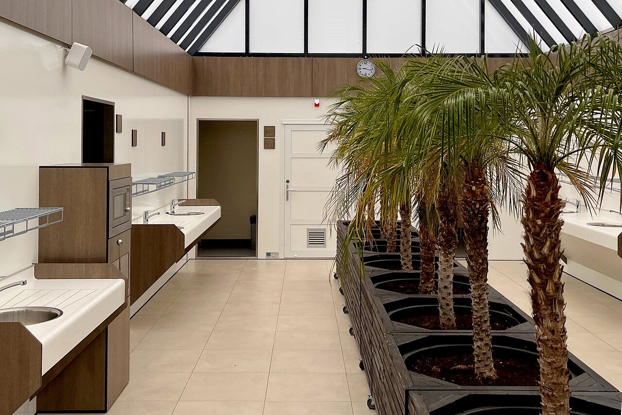 Moderner Sp�lbereich mit Sp�lbecken und Mikrowelle im Camping CAPFUN De Belten in Rheeze.