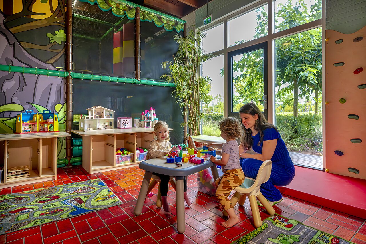 Indoor-Spielplatz f�r Kinder mit Bausteinen im Camping CAPFUN De Belten in Rheeze.