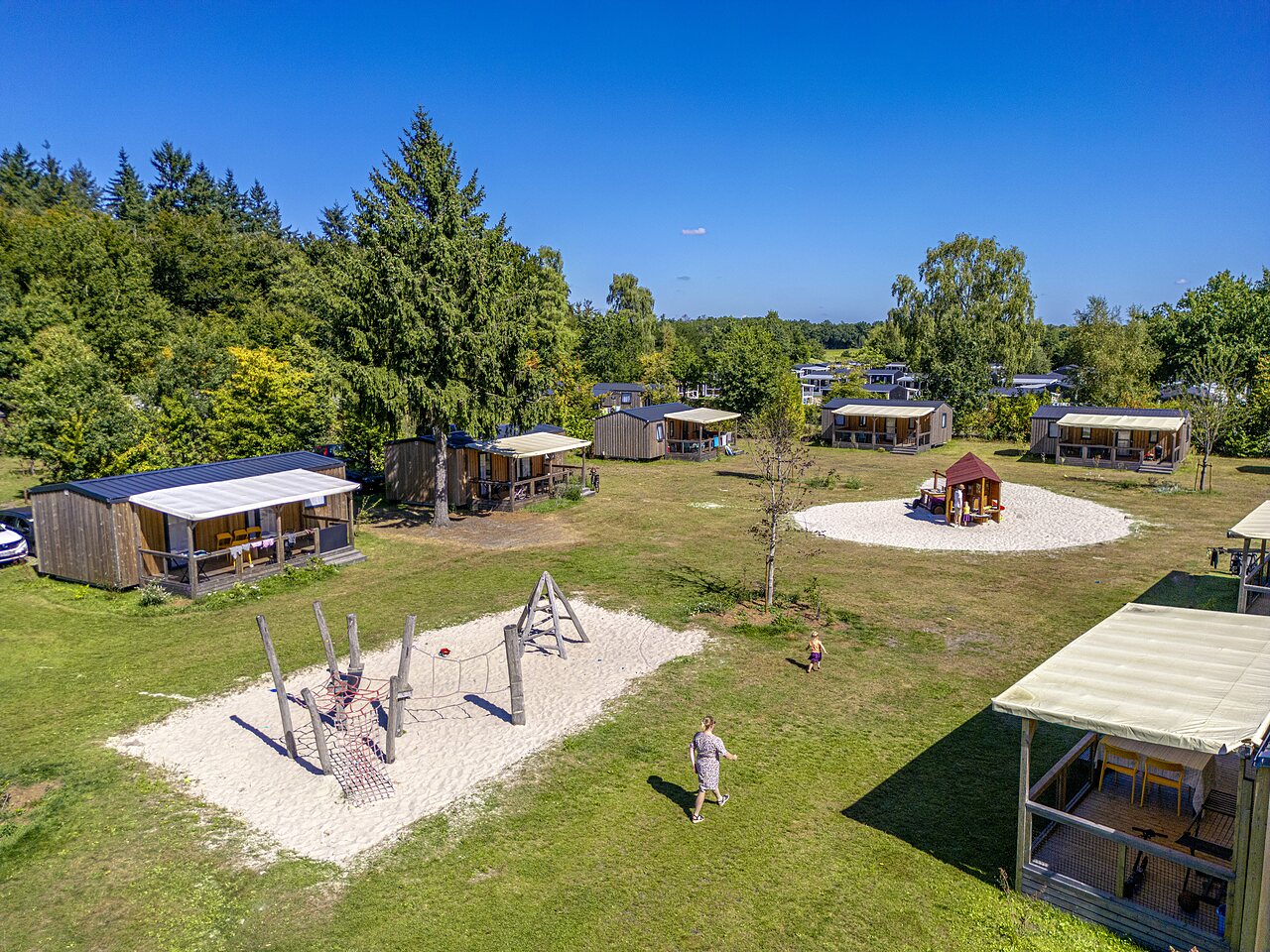 Holzchalets, Kinderspielpl�tze auf dem Campingplatz CAPFUN De Belten in Rheeze.