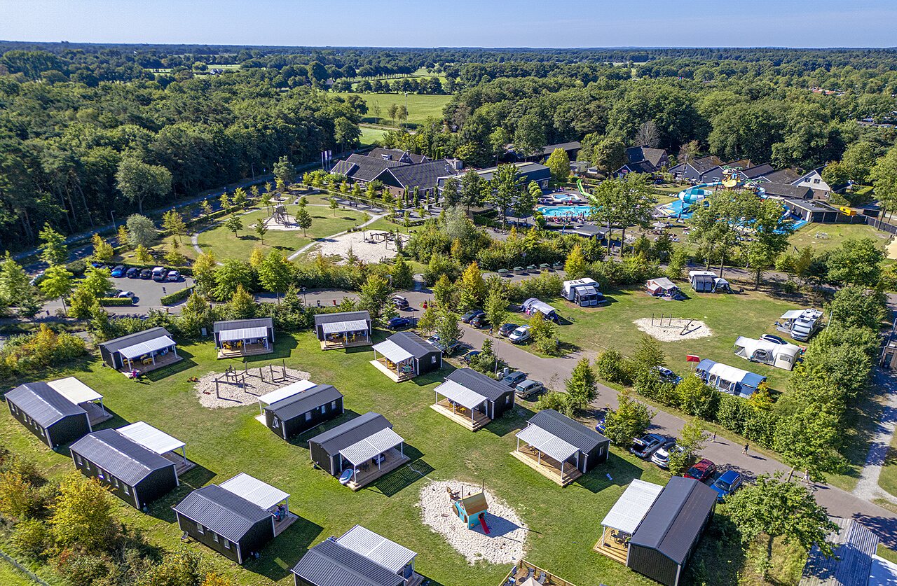 Camping CAPFUN De Belten in Rheeze: Luftaufnahme, Chalets, Pool und Rutschen.
