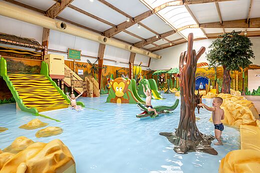Spielerisches Hallenbad mit Rutschen und Wasserspielen auf dem Campingplatz CAPFUN De Belten in Rheeze.