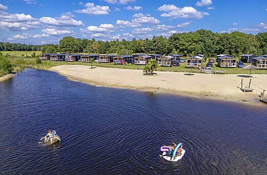 Luftaufnahme von Strand und Mobilheimen auf Campingplatz CAPFUN De Belten in Rheeze.