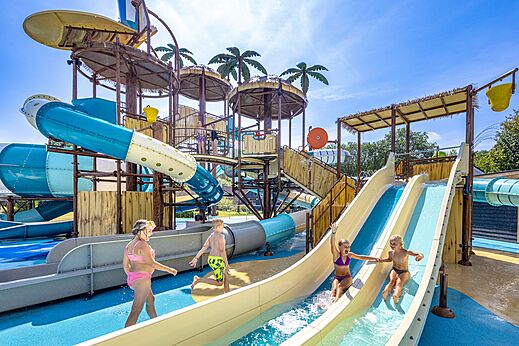 Wasserrutschen und Wasserspielanlage auf dem Campingplatz CAPFUN De Belten in Rheeze.