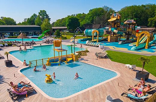 Pools, Wasserrutschen und Wasserspiele auf dem Campingplatz CAPFUN De Belten in Rheeze.