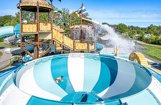 Wasserrutsche "Bowl" mit Kind auf dem Campingplatz CAPFUN De Belten in Rheeze.