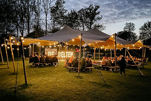 Open-Air-Show unter beleuchtetem Zelt mit Publikum auf dem Campingplatz CAPFUN De Belten in Rheeze.
