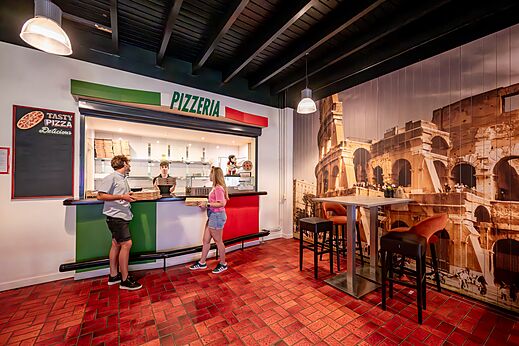 Moderne Pizzeria mit Service-Theke und Gästen auf dem Campingplatz CAPFUN De Belten in Rheeze.