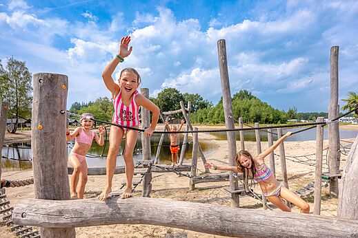 Kinder spielen auf Spielplatz, auf dem Campingplatz CAPFUN De Belten in Rheeze.