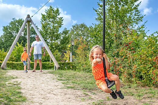 Lächelndes Mädchen an der Seilbahn auf Campingplatz CAPFUN De Belten in Rheeze.