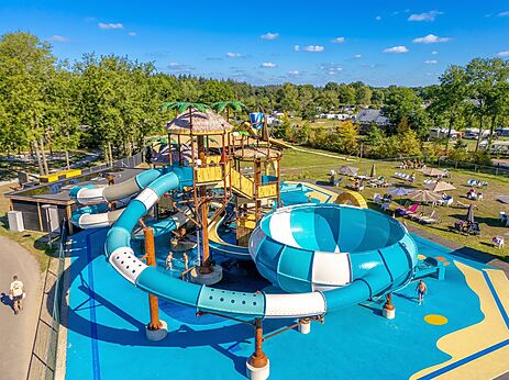 Großer Wasserpark mit Rutschen und Wasserspielen im CAPFUN De Belten in Rheeze.