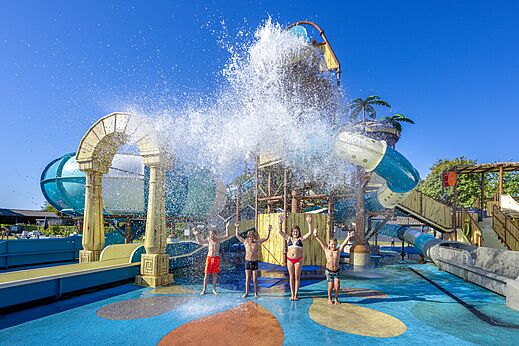 Wasserrutschen, Wasserspiele und Rieseneimer auf dem Campingplatz CAPFUN De Belten in Rheeze.