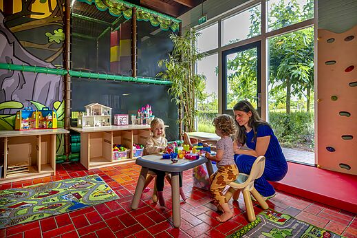 Indoor-Spielplatz mit spielenden Kindern auf dem Campingplatz CAPFUN De Belten in Rheeze.