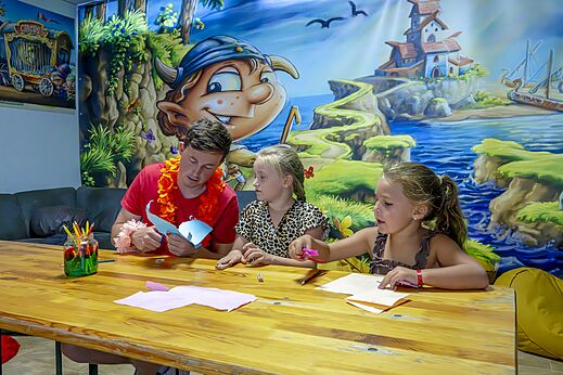 Kreative Animationsaktivität für Kinder auf dem Campingplatz CAPFUN De Belten in Rheeze.