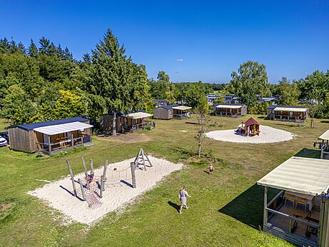 Mobilheime und Spielplätze mit Kletterstrukturen auf dem Campingplatz CAPFUN De Belten in Rheeze.