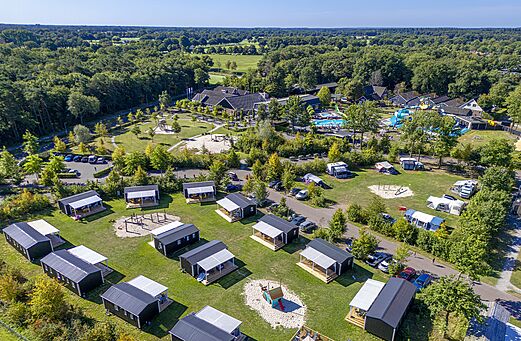 Luftaufnahme Camping mit Mobilheimen und Schwimmbad auf CAPFUN De Belten Rheeze.