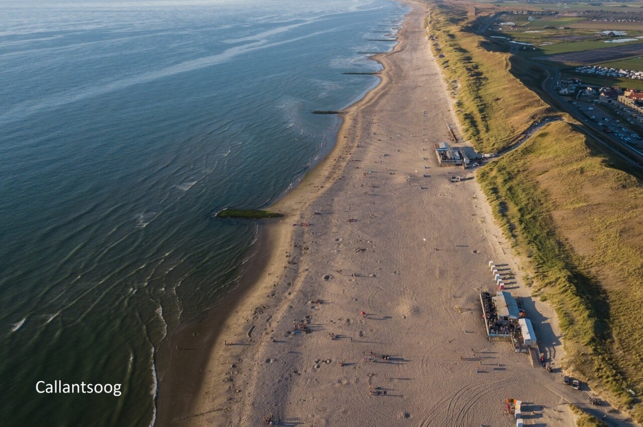 Sandstrand und Meer in Callantsoog, ein Ort zum Besuchen nahe dem Campingplatz.