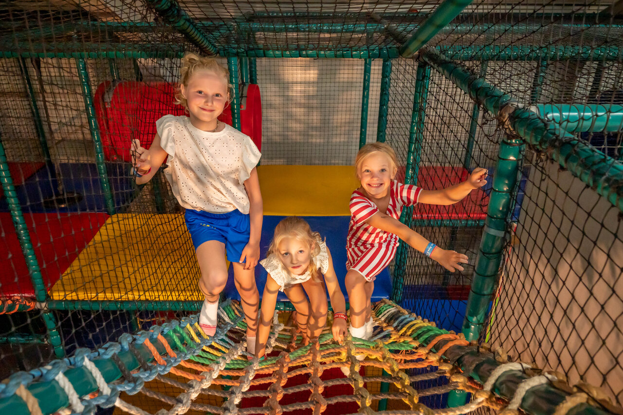 Indoor-Spielplatz mit lachenden Kindern auf dem Campingplatz CAPFUN De Bongerd in Tuitjenhorn.