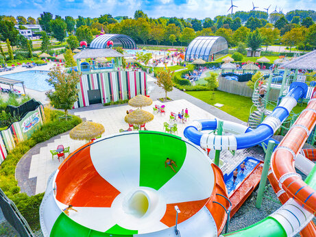 Gigantische waterglijbanen en zwembaden op camping CAPFUN De Bongerd in Tuitjenhorn.