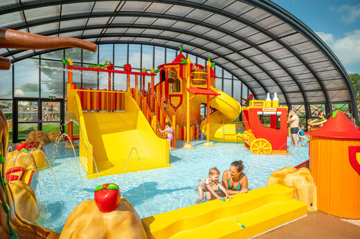 Überdachter Wasserpark mit Rutschen und Wasserspielen bei CAPFUN De Bongerd Tuitjenhorn.