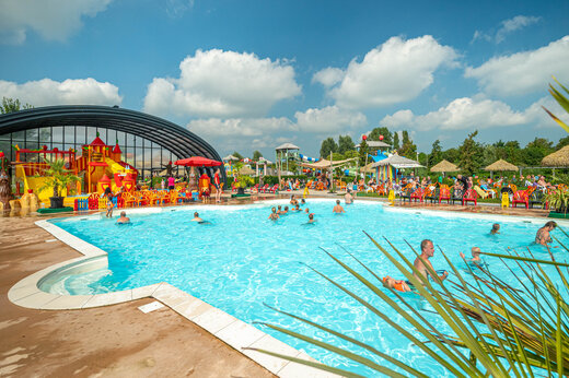 Buitenzwembad, glijbanen en waterspellen op camping CAPFUN De Bongerd in Tuitjenhorn.
